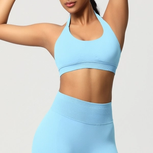 Détails du soutien-gorge de sport dos nu côtelé bleu ciel et du legging de yoga assorti