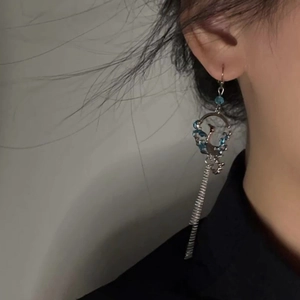 Boucles d'oreilles paon avec incrustation bleue et pendentif en spirale métallique