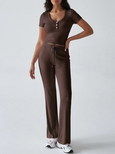Dettaglio del set due pezzi in maglia Y2K marrone scuro con top con scollo a V e bottoni