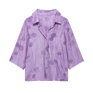 Posa piatta della camicia viola a fiori con colletto a rever e bottoni dettagli