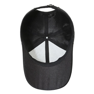Vue intérieure de la casquette de baseball noire avec structure à six panneaux et boucle