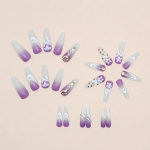 Faux ongles ballerine longs avec dégradé violet, fleurs blanches et décors de strass