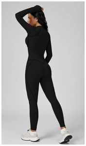 Vista posteriore di un set da yoga nero compressivo con cuciture snellenti e aderenti