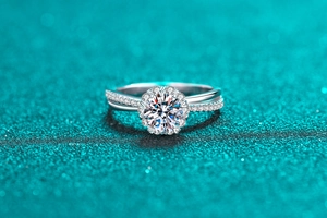 Macro shot of 1 carat moissanite silver ring with double-forked diamond band details