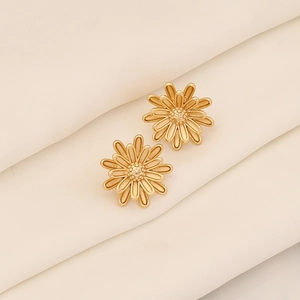 Elegante goldene Gänseblümchen-Ohrstecker für Damen mit geschichtetem Sonnenblumen-Design