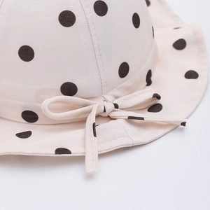 Beige Baby-Sonnenhut mit schwarzen Punkten und dekorativer Schleife aus weichem Baumwollstoff