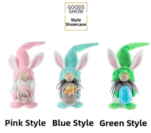 Détail de trois gnomes de Pâques avec oreilles de lapin tenant des œufs colorés