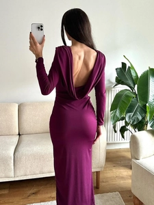 Nauwsluitende paarse maxi-jurk met lange mouwen en een sexy gedrapeerde open rug