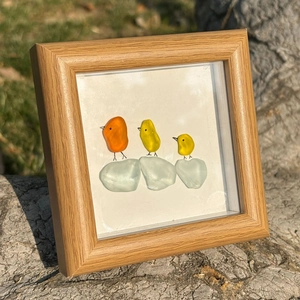 Tableau artisanal en verre de mer représentant des poussins dans un cadre en bois