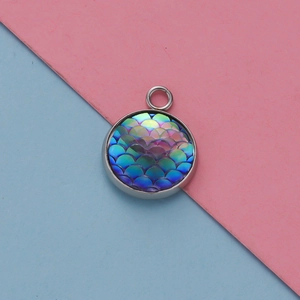 Macro-opname van 12mm zilveren hanger met holografisch visschubbenpatroon voor DIY-sieraden