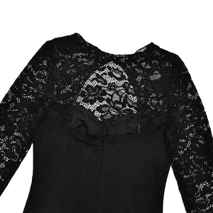 Dettaglio di pizzo nero sexy sulla schiena con design cut-out e chiusura a bottone