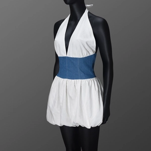 Détail de la robe dos nu à licou en tissu blanc avec un patchwork de denim bleu
