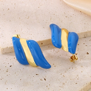 Détail de boucles d'oreilles émaillées bleu Klein et plaquées or 18K sur pierre