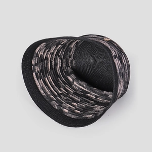 Chapeau cloche en paille noire pour femme avec bord rayé rose et beige, style élégant