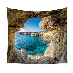 Tapisserie bohème avec vue sur une grotte marine, eau bleue et falaises pour décor