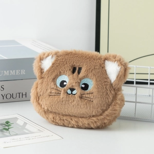 Dettaglio del portamonete a forma di tigre in peluche con ricami e texture morbida