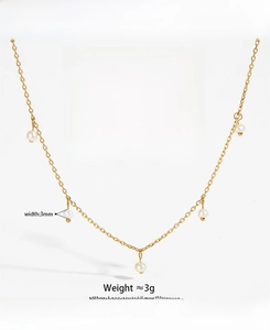 Dettaglio della collana con nappe di perle dorate con misure 40 cm più 5 cm estensione