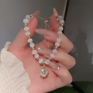 Elegantes Opal-Perlenarmband mit Goldakzenten und quadratischem Kristallanhänger