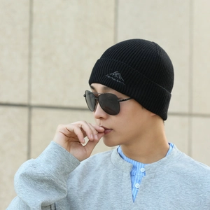 Men's outdoor black knitted beanie hat for winter sports and streetwear fashion