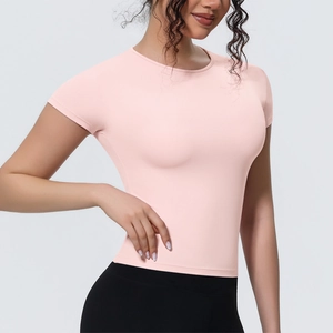 T-shirt de yoga rose clair ajusté avec tissu respirant et col rond pour le fitness