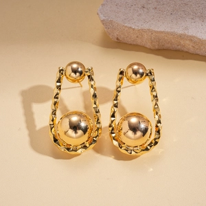 Pendientes en forma de U bañados en oro de 18K con textura martillada y bola de metal