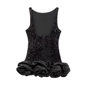 Détail du haut à paillettes et de l'ourlet plissé 3D sur une robe noire sans manches