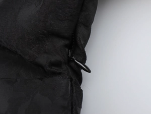 Nahaufnahme des verdeckten schwarzen Reißverschlusses auf Jacquard-Stoff für Kleider