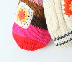 Gros plan détaillé des manches au crochet faites main avec motifs floraux colorés