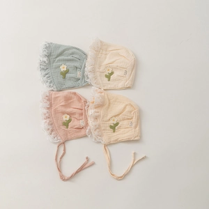 Cuffietta neonato in mussola traspirante con pizzo e ricamo girasole in quattro colori pastello