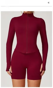 Veste de yoga rouge cerise avec passants de pouce et short de sport assorti