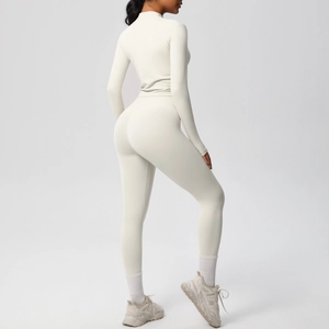 Vue arrière d'un ensemble de yoga sans couture avec veste ajustée et legging taille haute