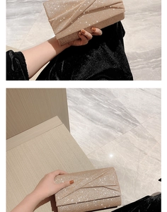 Détail de la pochette de soirée dorée pailletée avec texture croisée et rabat enveloppe