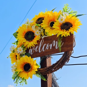 Couronne de bienvenue aux tournesols avec marguerites et feuilles pour porte d'entrée