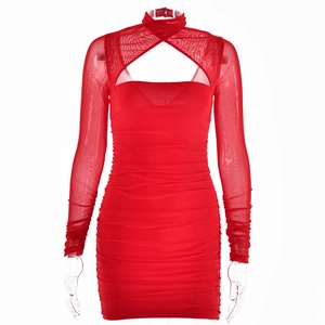 Détail de la robe rouge en maille montrant la découpe de poitrine et le tissu froncé chic