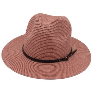 Dettaglio cappello Panama rosso rosa con cinturino in pelle nera e fibbia bronzo