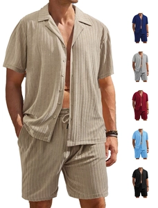 Vue détaillée de l'ensemble décontracté en maille côtelée pour homme avec chemise et short