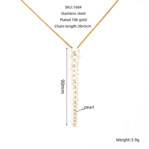 Détails du collier en acier plaqué or 18k avec pendentif pompon en perles fines