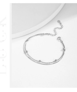 Vista dettagliata del bracciale a doppio strato in argento s925 con perline e catena snake