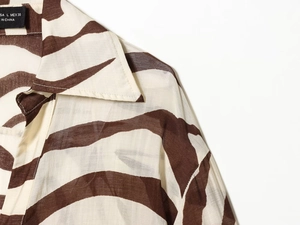 Détail du col de chemise avec imprimé zébré et couture de tissu texturé