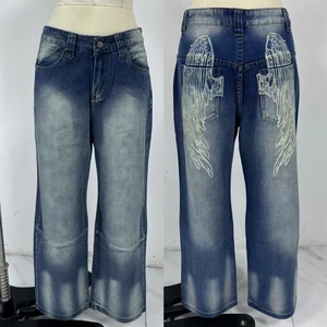 Detailansichten der verwaschenen Vintage-Jeans mit Flügelprint und Used-Look-Finish