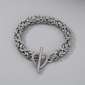Détail macro du bracelet byzantin argenté avec fermoir à bascule en forme de cœur