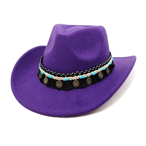 Détail d'un chapeau de cowboy en laine violette avec perles turquoise et pièces en bronze