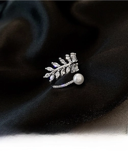 Dettaglio macro anello foglia argento con zirconi marquise e accento di perla bianca