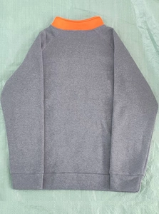 Détail arrière du sweat de sport à manches longues avec empiècements gris et orange