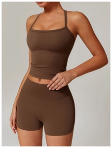 Dettaglio degli shorts da yoga a vita alta e del top sportivo color cioccolato fondente