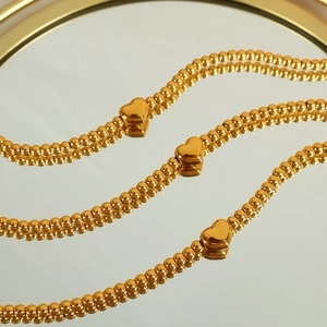 Collier double rangée de perles en acier titane plaqué or 18K avec pendentif cœur poli