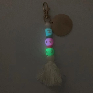 Porte-clés perles lumineuses avec lettres HBD et étiquette en bois dans le noir