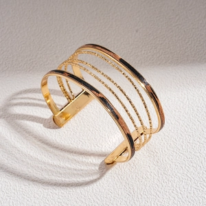 Dettaglio del bracciale rigido multistrato dorato con eleganti inserti in stampa leopardata