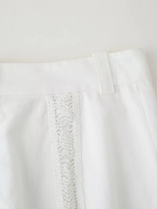 Gros plan détaillé d'un pantalon blanc en coton avec broderie en dentelle à la taille