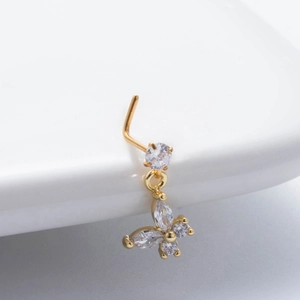 Piercing de nez en forme de L doré avec pendentif papillon en zircone sur fond blanc